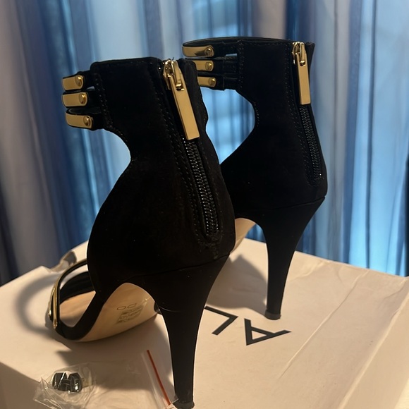 ALDO Black and Gold heels - Picture 3 of 3